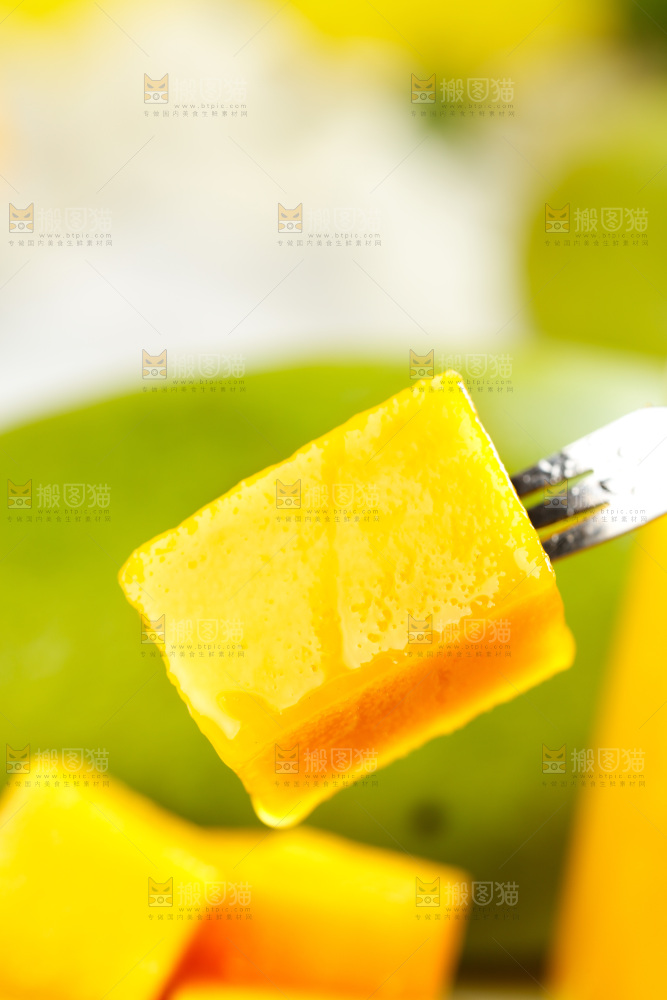 叉子上插着芒果果肉
