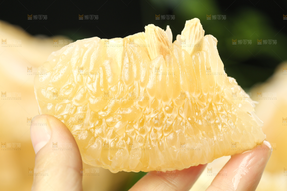 手上拿着沙田柚果肉