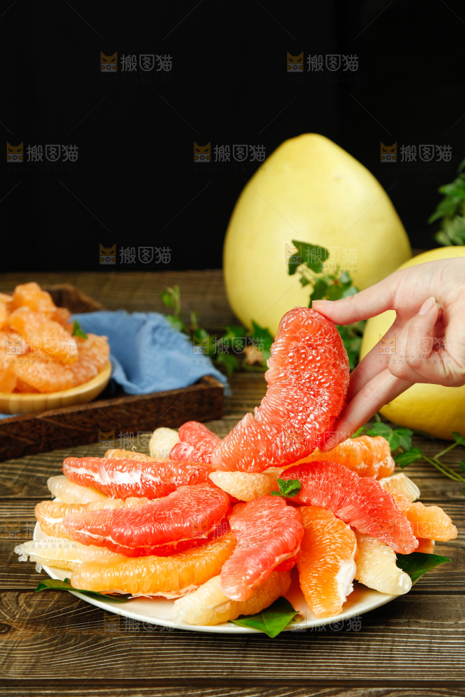 手上端着一盘三种蜜柚果肉