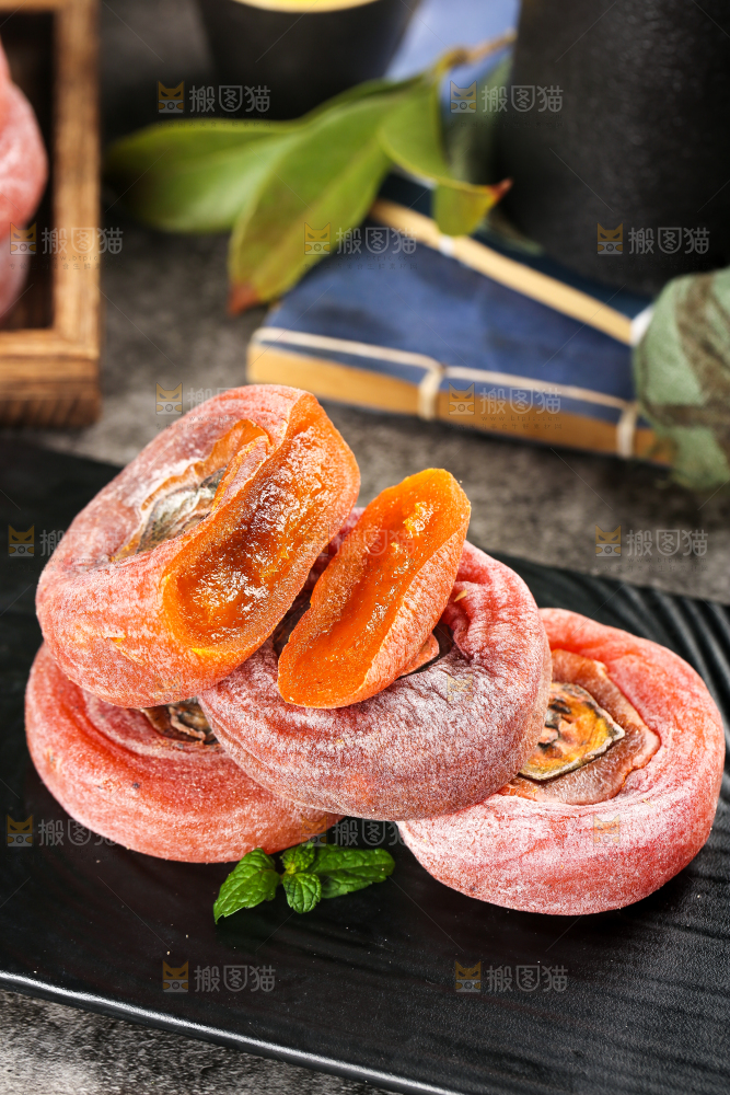 黑底上的柿饼