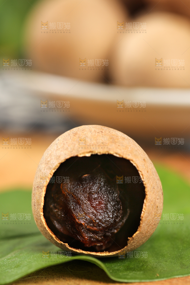 木底叶子上放着桂圆