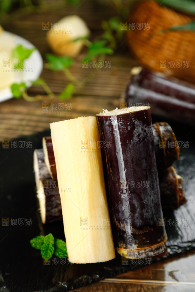 黑底上放着果蔗