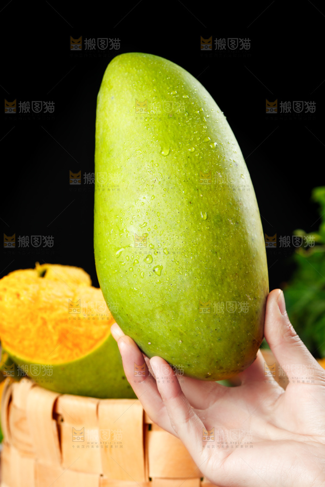 手上拿着玉芒果