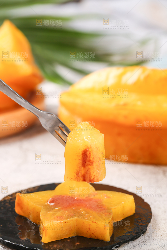 叉子上插着杨桃果肉