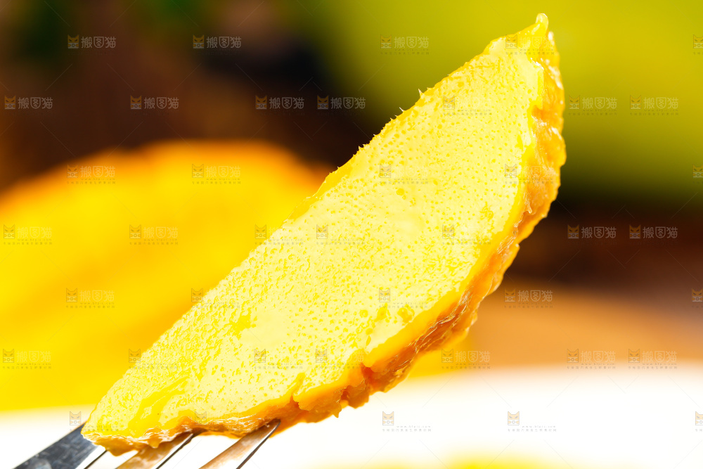 叉子上插着芒果果肉