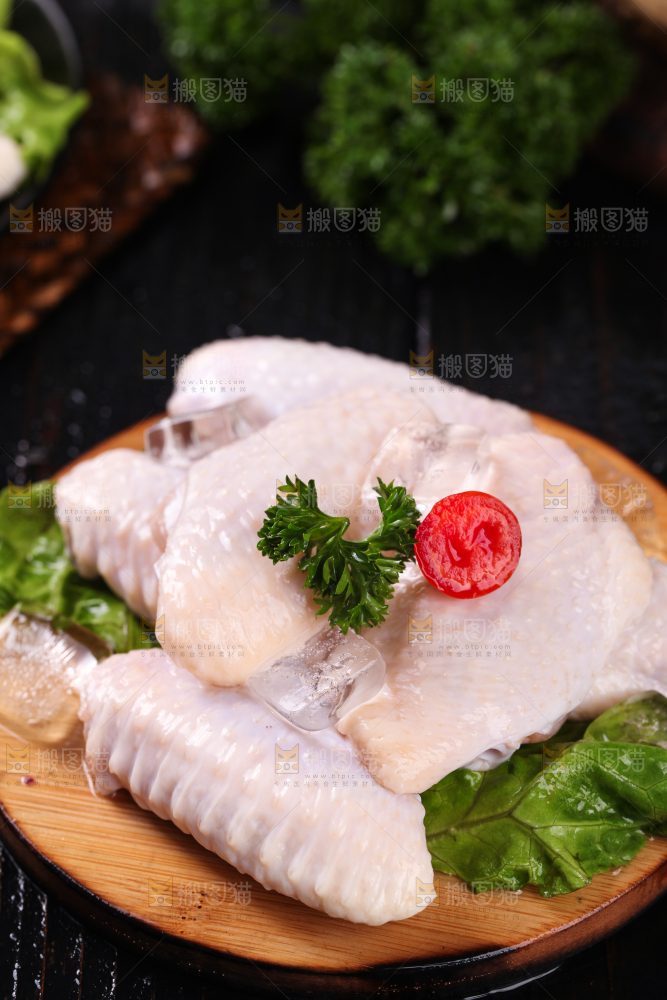 木板上一堆新鲜鸡翅中