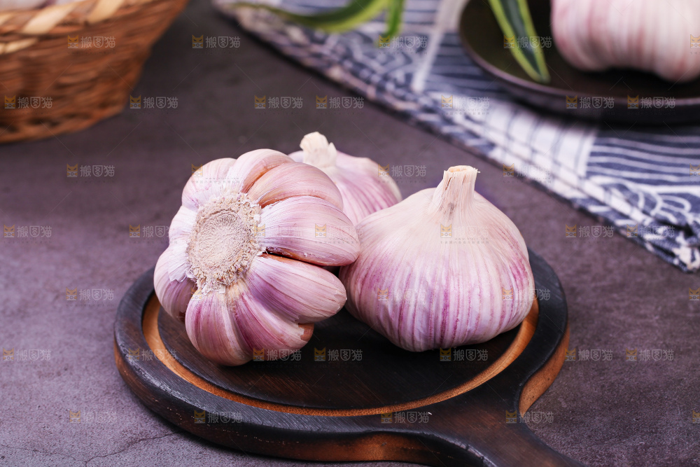 木板上的山东金乡大蒜