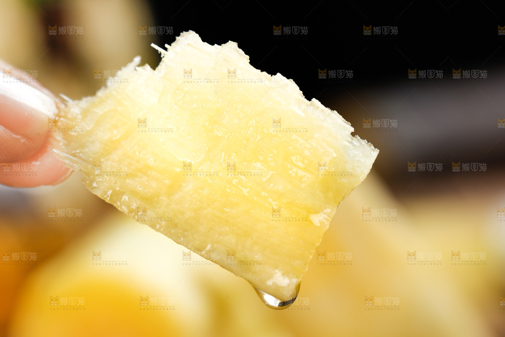 手上拿着甘蔗