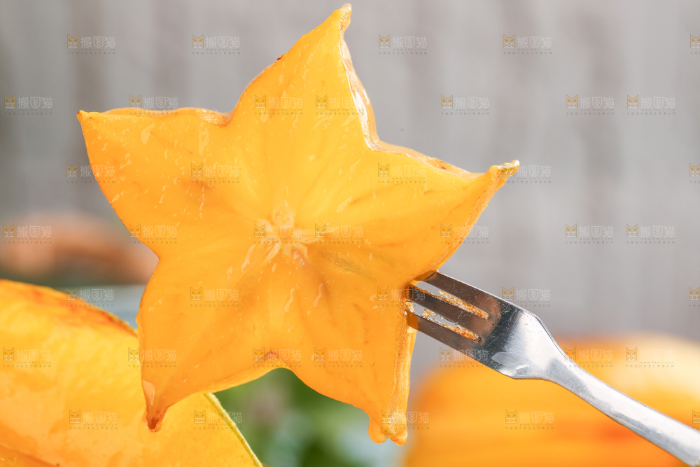 叉子上插着杨桃果肉