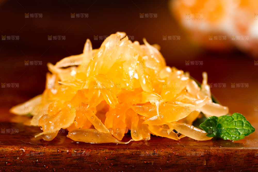 木底上的黄肉蜜柚果粒