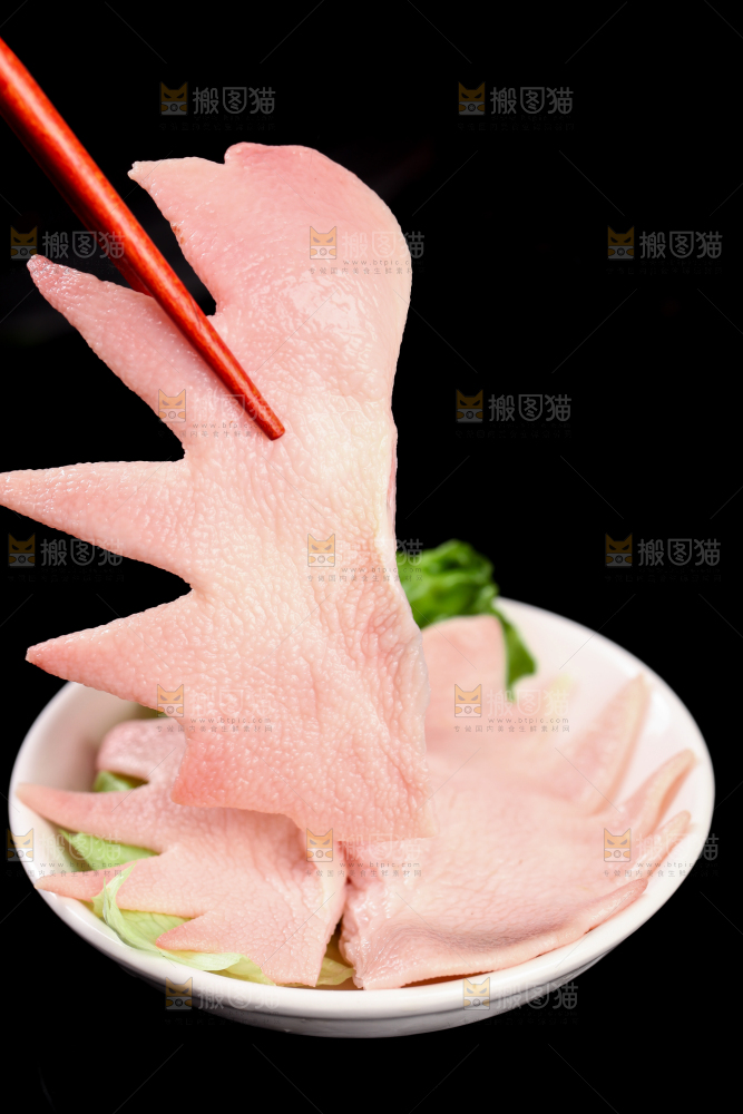 筷子上夹着鸡冠