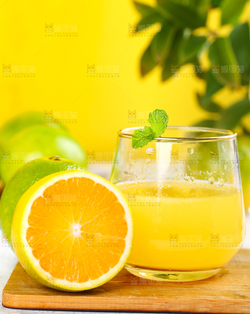 木板上放着橙子和一杯橙汁