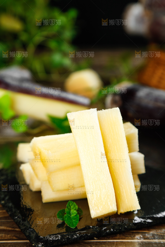 黑底上一堆削皮的甘蔗果肉