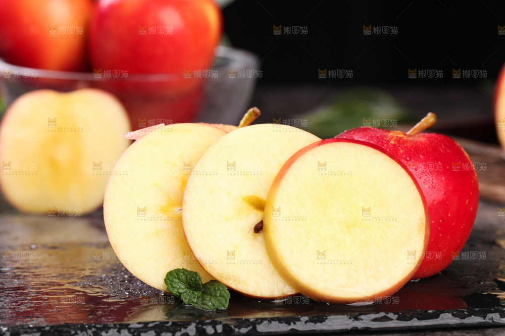 黑底上的火箭苹果和火箭苹果果肉
