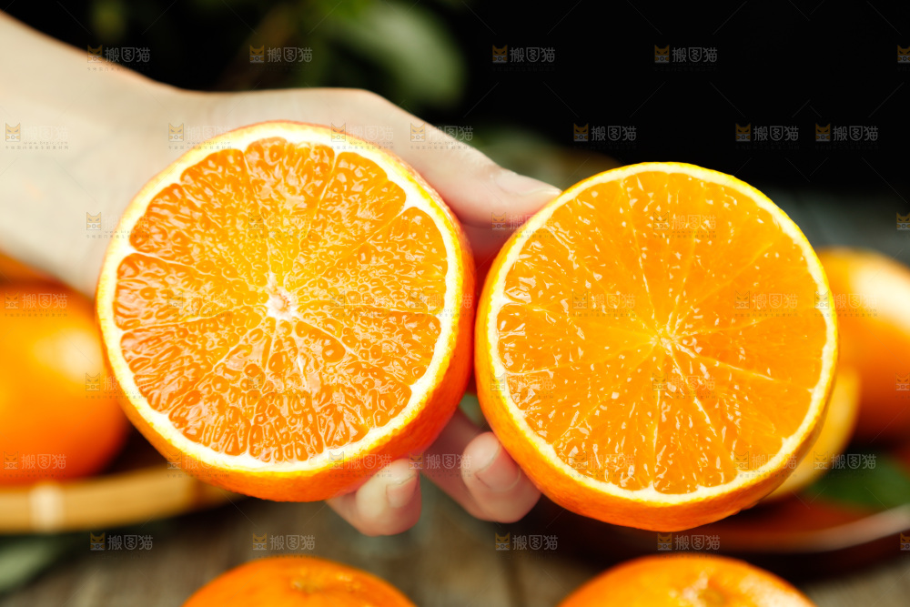 手上拿着切面的爱媛果冻橙