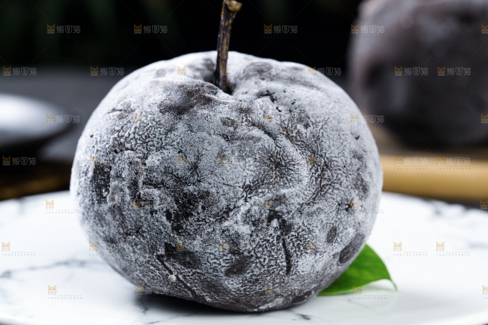 盘子里的冻花盖梨