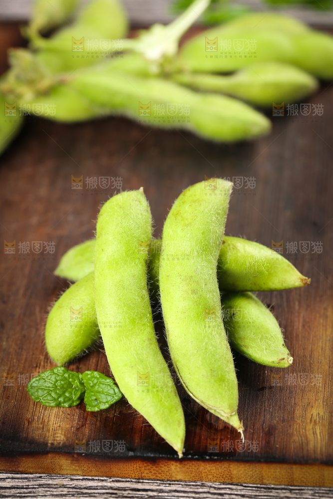 木底上放着毛豆