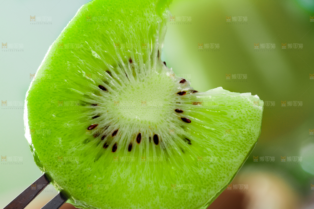 叉子叉着切片的奇异果