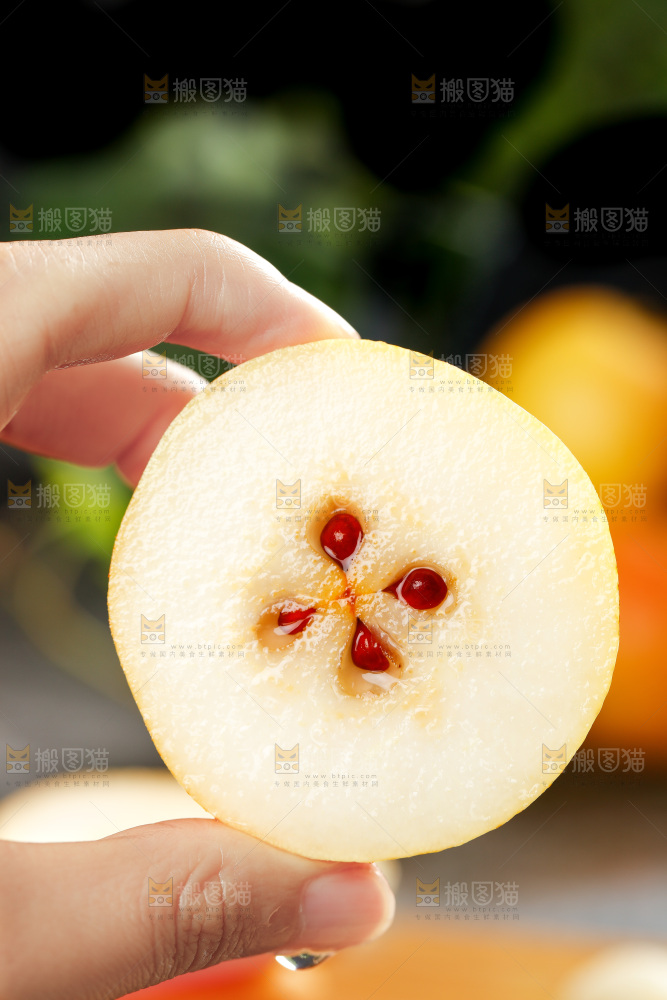 手里拿着梨子