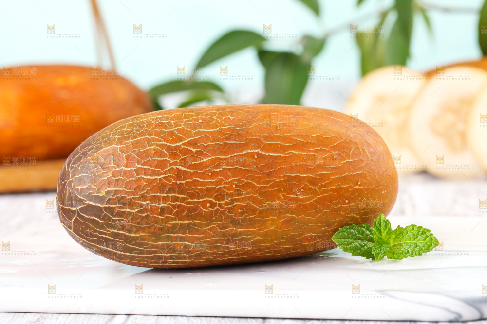 浅底上放着老黄瓜