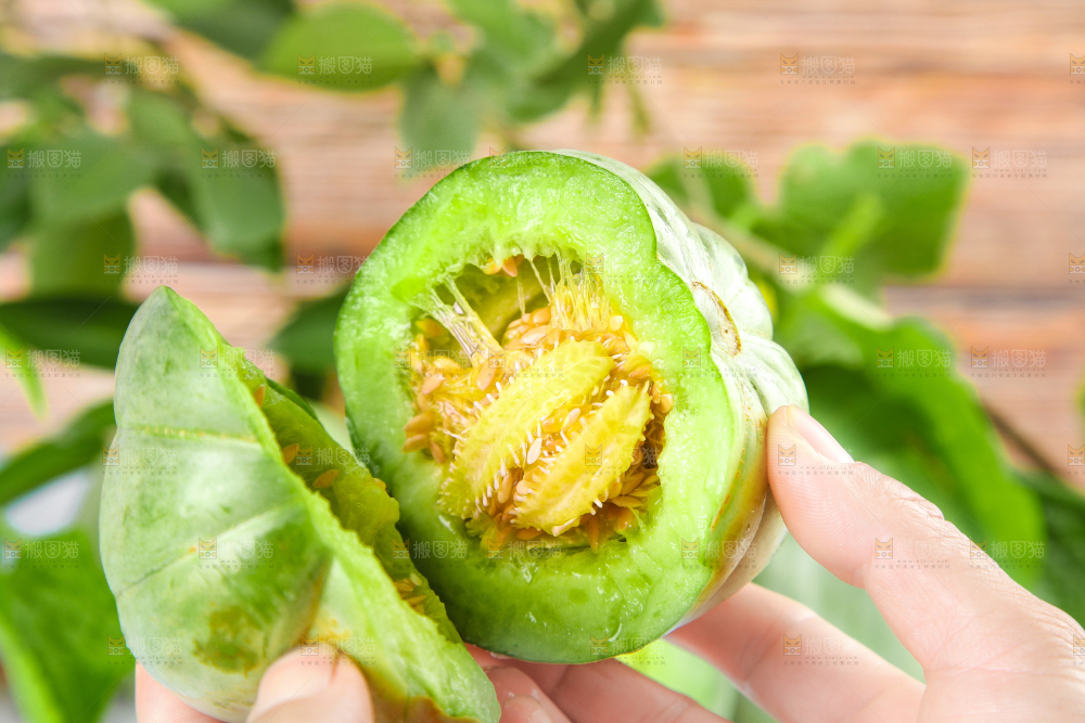 手里拿着绿宝石甜瓜