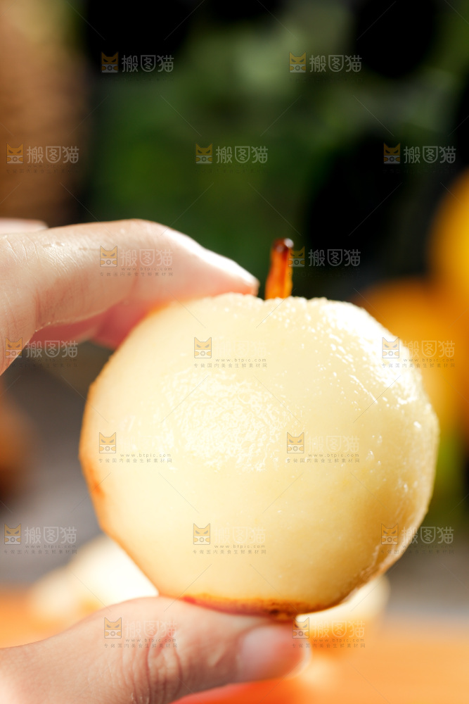 手里拿着梨子