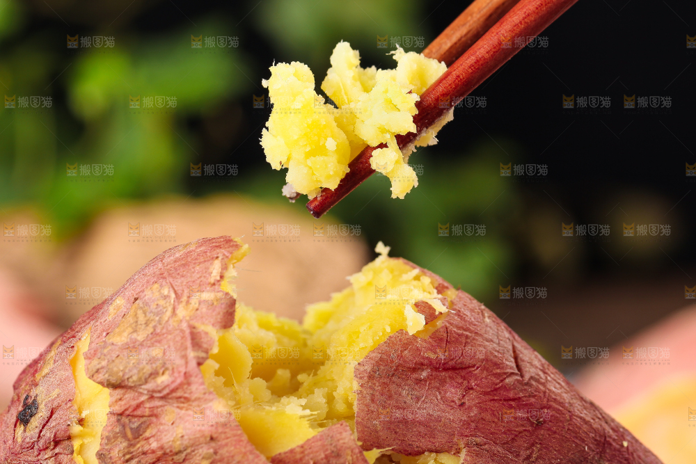 筷子夹着栗蜜薯