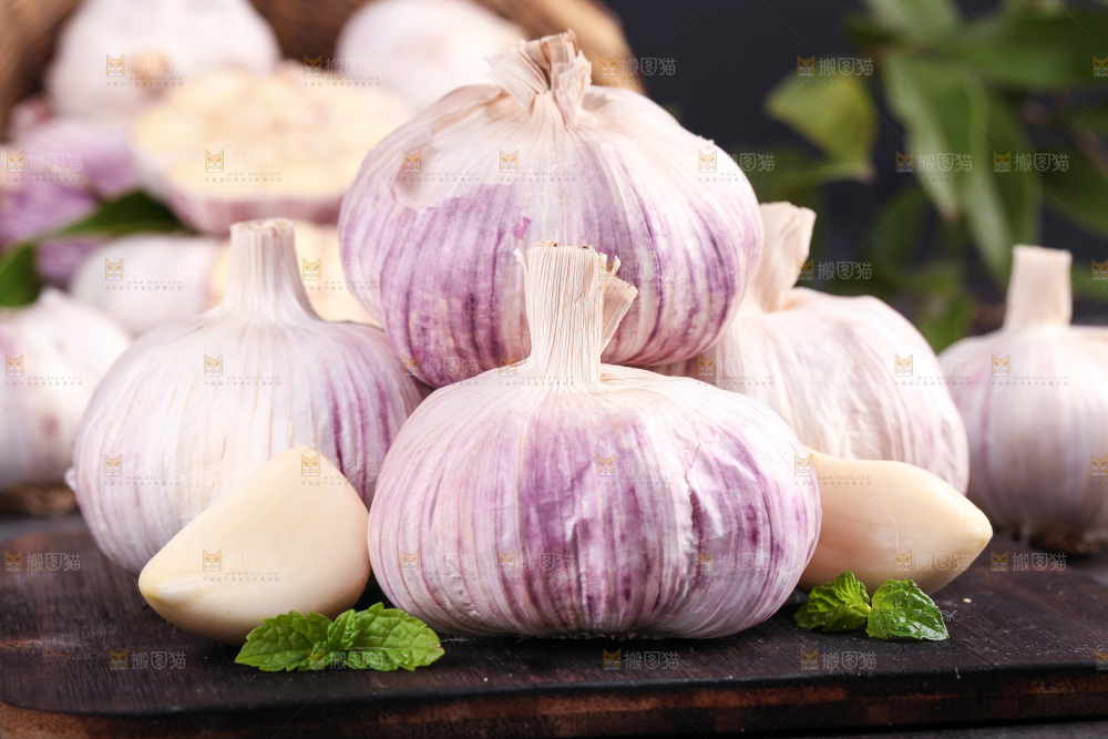 黑底上摆放着干大蒜
