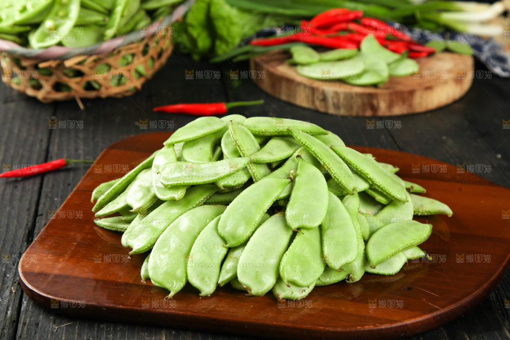 木底上摆放着扁豆角