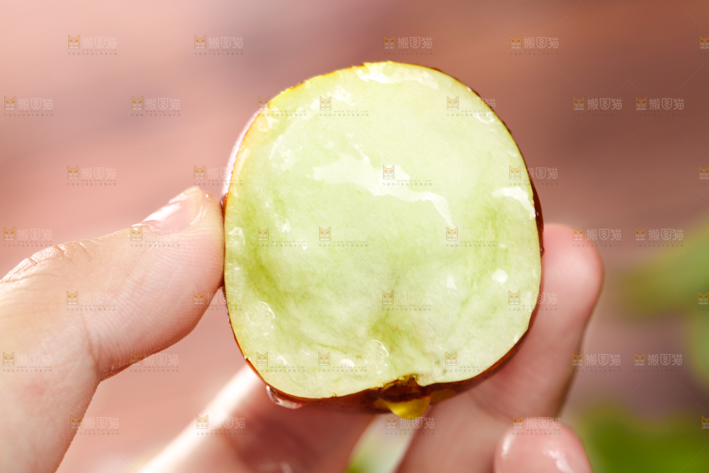 手里拿着冬枣