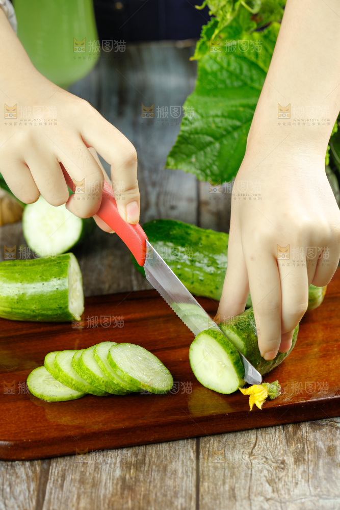 木底上放着黄瓜