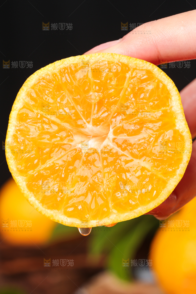 手里拿着芦柑
