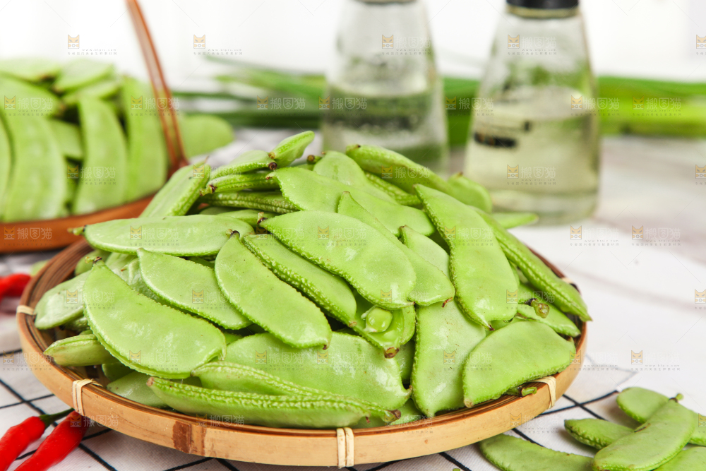 格子底上摆放着扁豆角