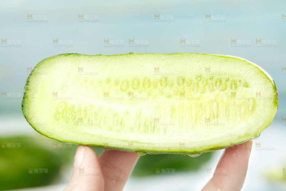 手里拿着黄瓜
