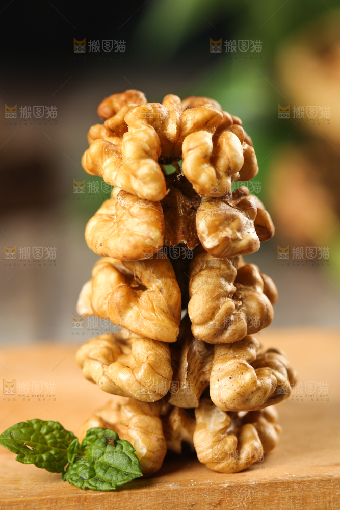 木底上摆放着大核桃