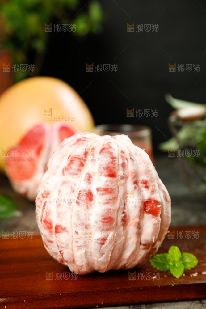 木底上放着剥皮的柚子