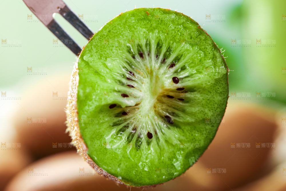 叉子叉着切片的奇异果