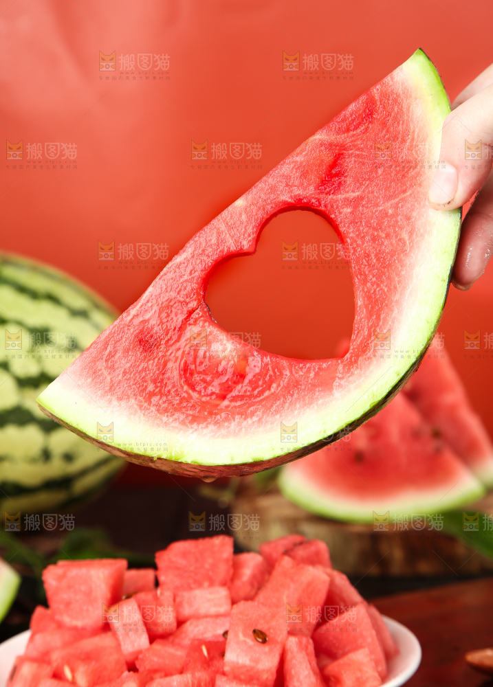 手里拿着冰糖西瓜