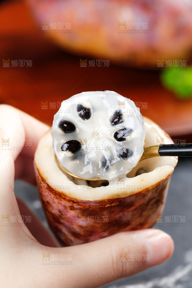 手里拿着切开的八月炸