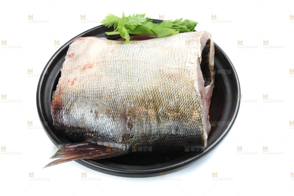盘子里装着鲢鱼