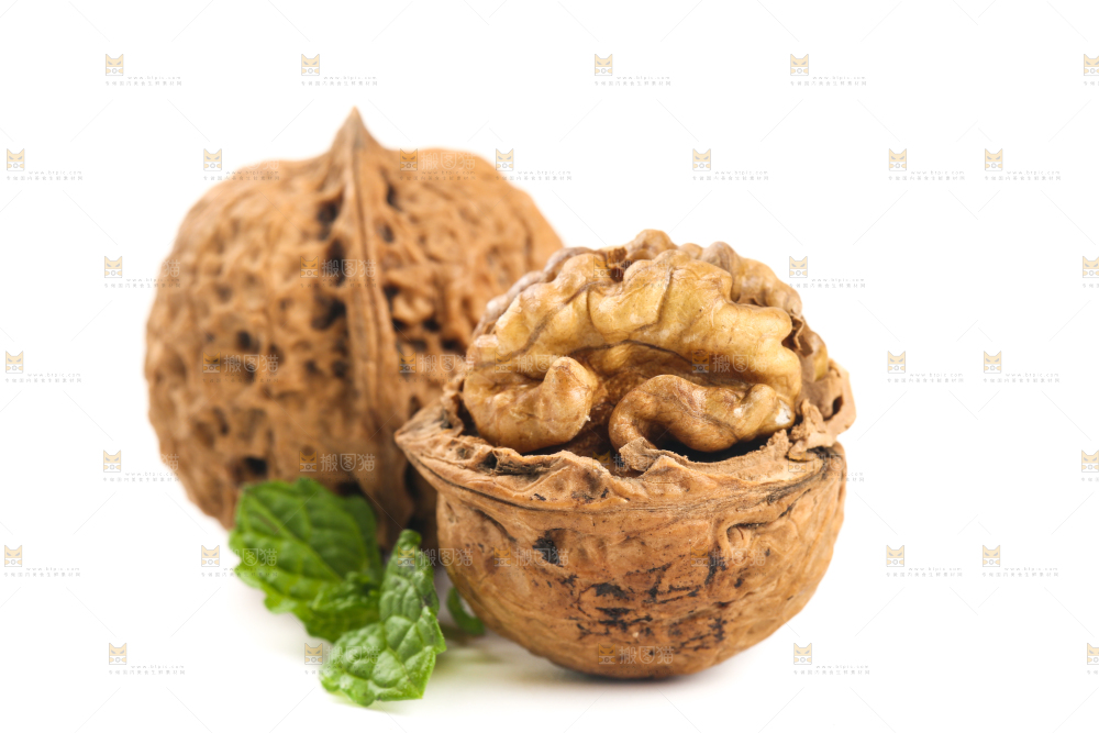 白底上摆放着核桃
