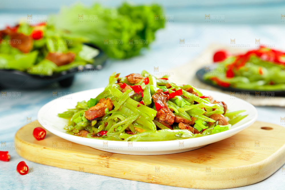 盘子里装着扁豆炒肉