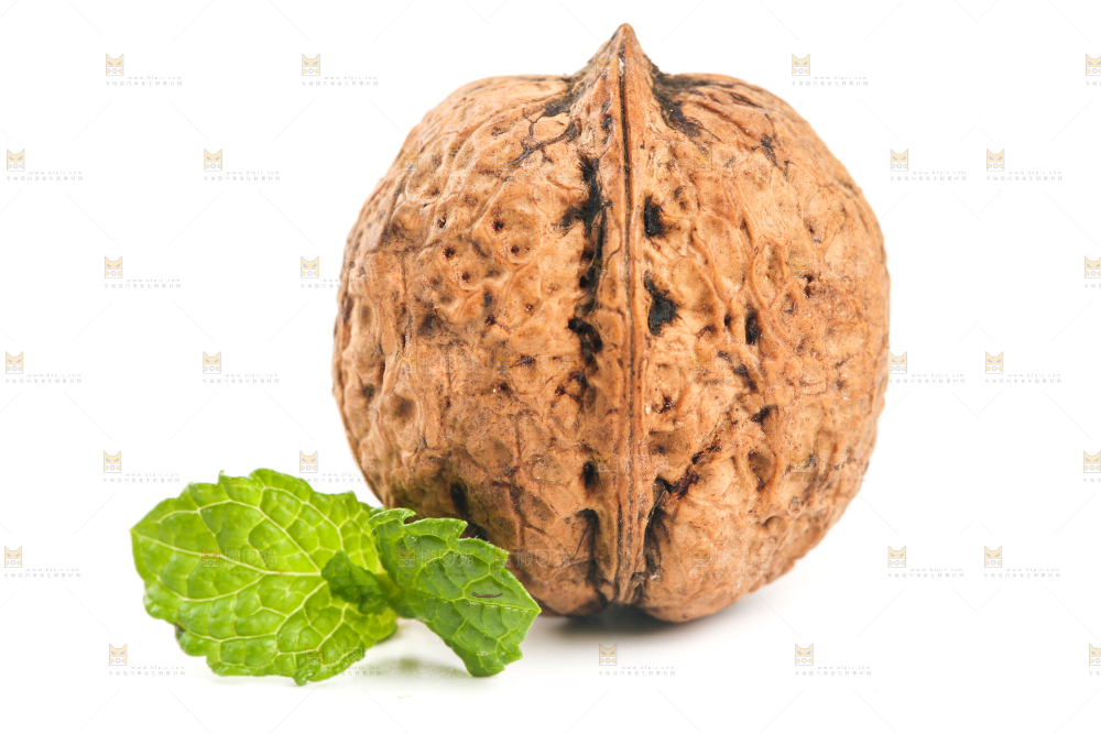 白底上摆放着核桃