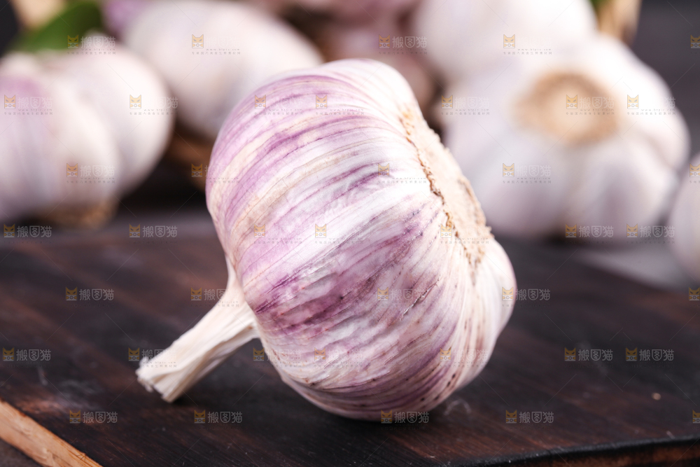 黑底上摆放着干大蒜