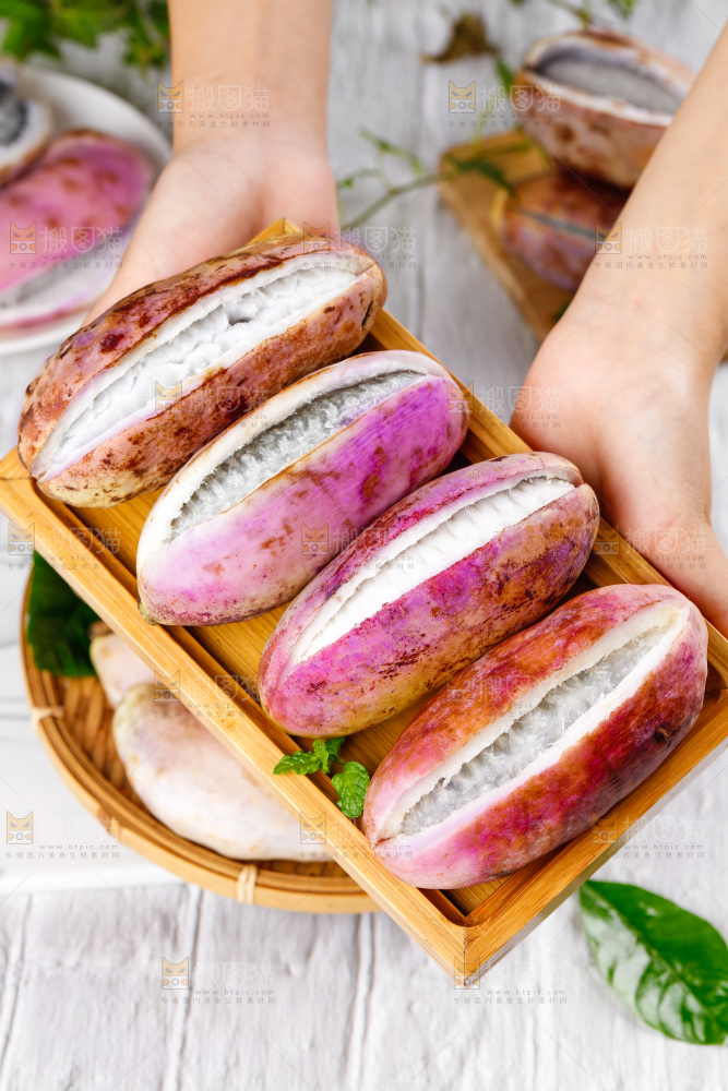 手里拿着八月瓜