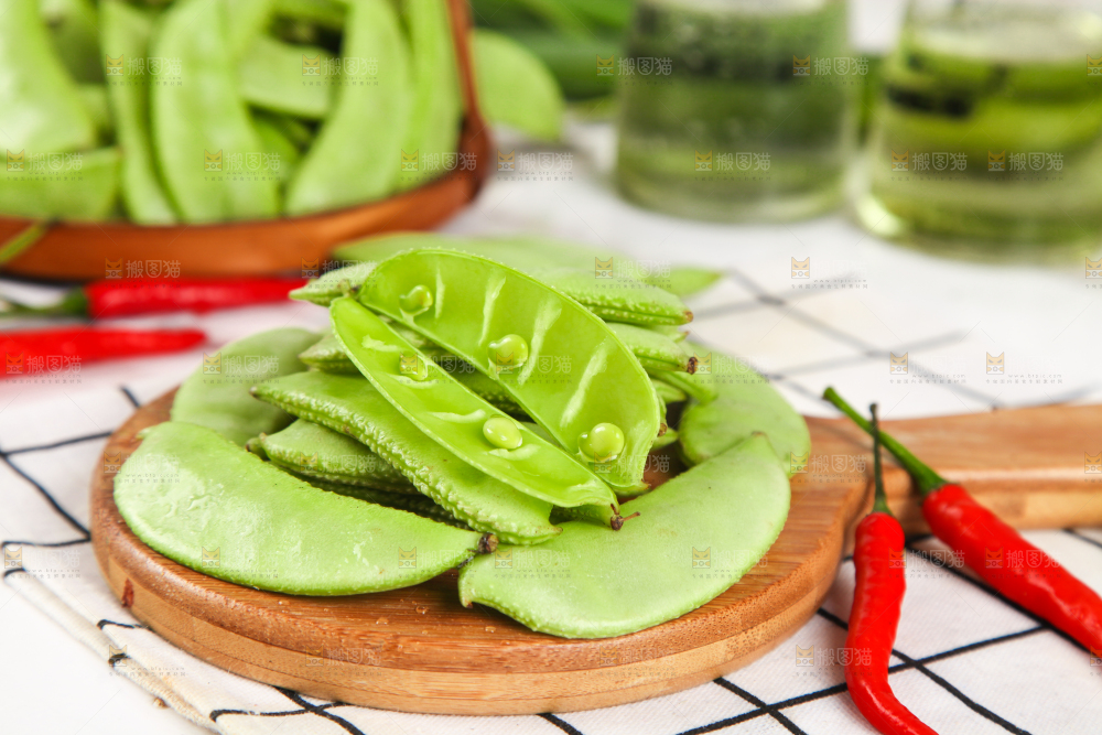 格子底上摆放着扁豆角