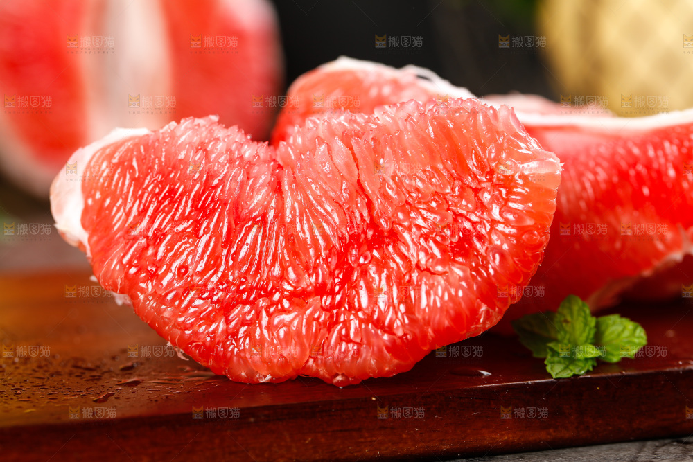 木底上摆放着红心柚子