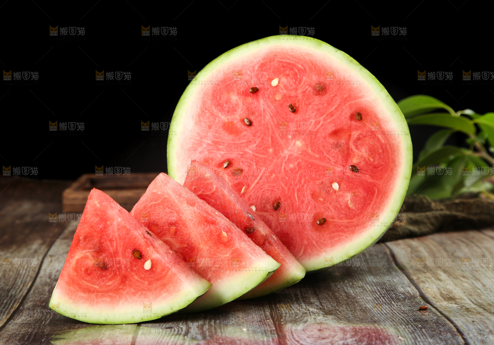 木底上摆放着冰糖西瓜