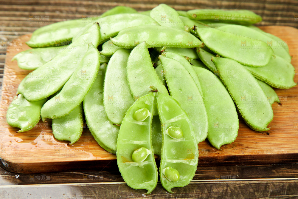 木底上摆放着扁豆角