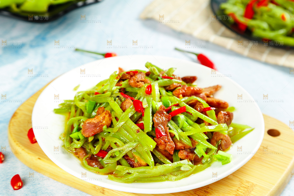 盘子里装着扁豆炒肉